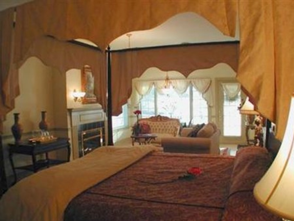 1896 House Country Inn & Motels